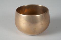This rice bowl, or <em>jubal</em>, has a flat base. Normally, such rice bowls are classified into three different sizes: large, medium-sized and small. Their shapes are almost identical.<br />
&nbsp;
<p>[Korean Collection, University of Michigan Museum of Art (2017) p. 250]</p>
