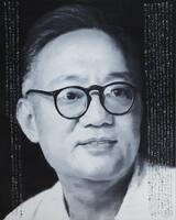 A black and white portrait of a man visbile from the shoulders upward wearing a white shirt and spectacles looking slightly to the right. Chinese text appear down both the left and right side of the image.