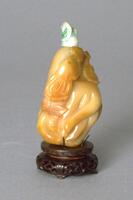 An agate snuff bottle in the shape of a citron fruit. On the top is the jadeite stoppers.