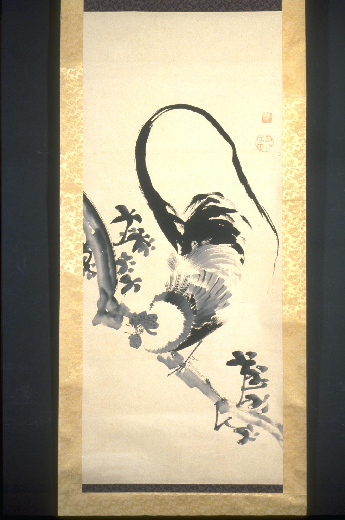 This hanging scroll depicts a chicken executed in rapid brushstrokes, using various shades of black ink. The face of the bird is naturalistically depicted, while its tail feathers are somewhat abstracted. 