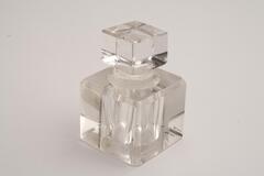 A square crystal inkwell with a square lid.