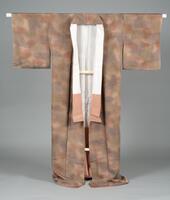 <p>Splotchy mixed brown silk kimono with miniscule white dots (Sᾱme komon) with a white and pale salmon inner lining</p>
