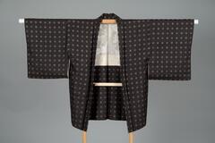 <p>Dark brown tsumugi haori with beige and blue checkered patterning with a silk off-white inner lining.</p>
