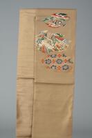 <p>Shiny beige Fukuro (single sided) obi with interwoven motifs in a Kumodori Mon (cloud-shaped pattern).</p>
