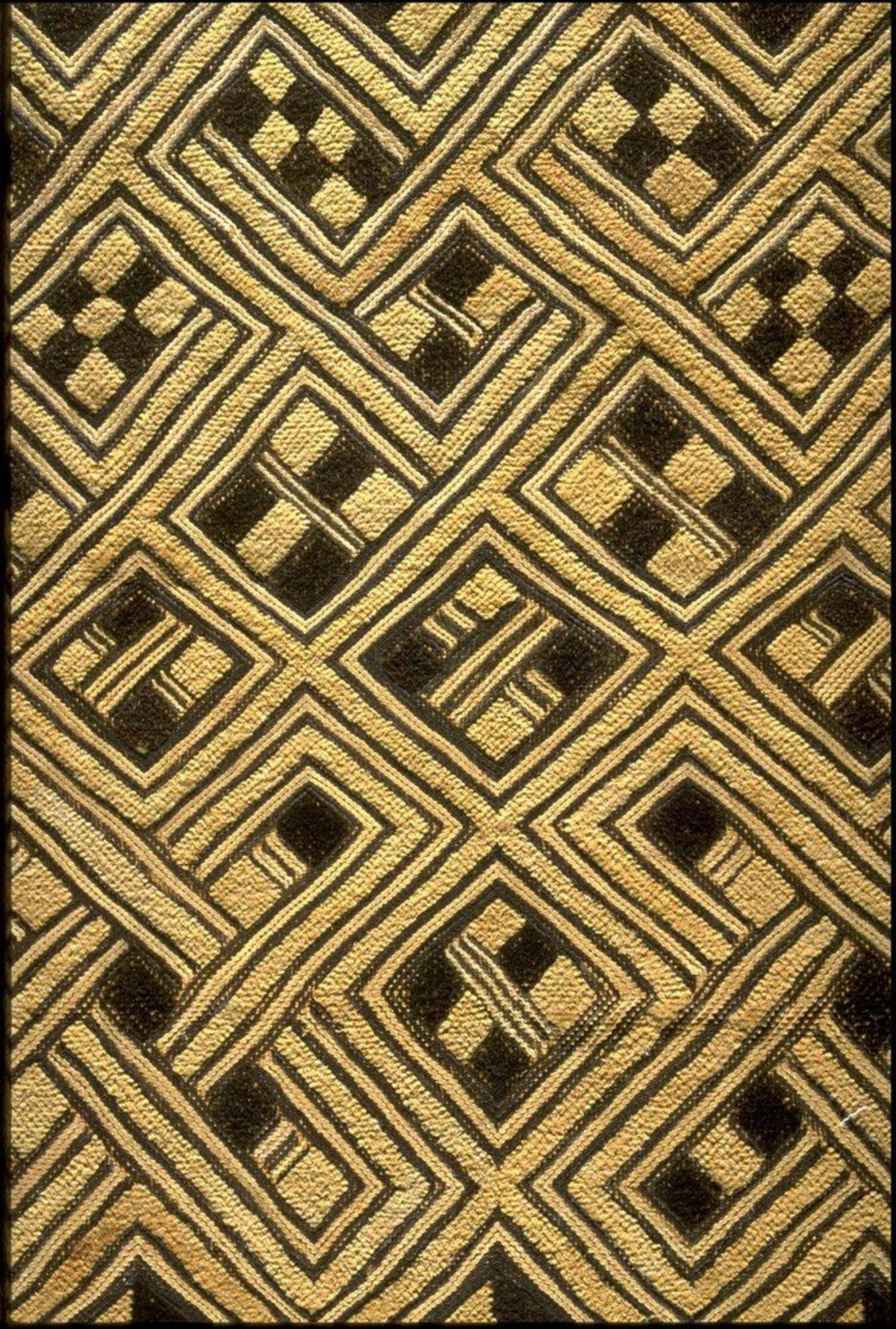 Square panel with intersecting lines that form a diamond pattern with checkered squares in between the intersected lines. 