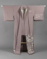 <p>light lavender houmongi chirimen kimono with yuzen-dyed white and colorful pine, boat, wave, grave, and crane, motifs with small gold embroidered portions with one family crest with a white and lavender inner lining.</p>
