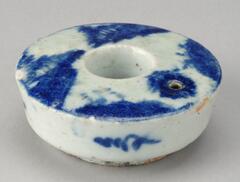 This is a ring-shaped water droppers produced in large quantities during a limited period in the late 19th century. Mountain peaks are painted on the flat upper surface and the sides are decorated with floral scrolls. The white glaze is infused with a hint of blue, while the decorative design is rendered in vivid color. The glaze is well fused.<br />
[Korean Collection, University of Michigan Museum of Art (2014) p.185]