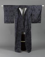 <p>navy-gray tsumugi kimono with interwoven navy geometric (matsukawa bishi) floral patterning with white and maroon inner lining.</p>
