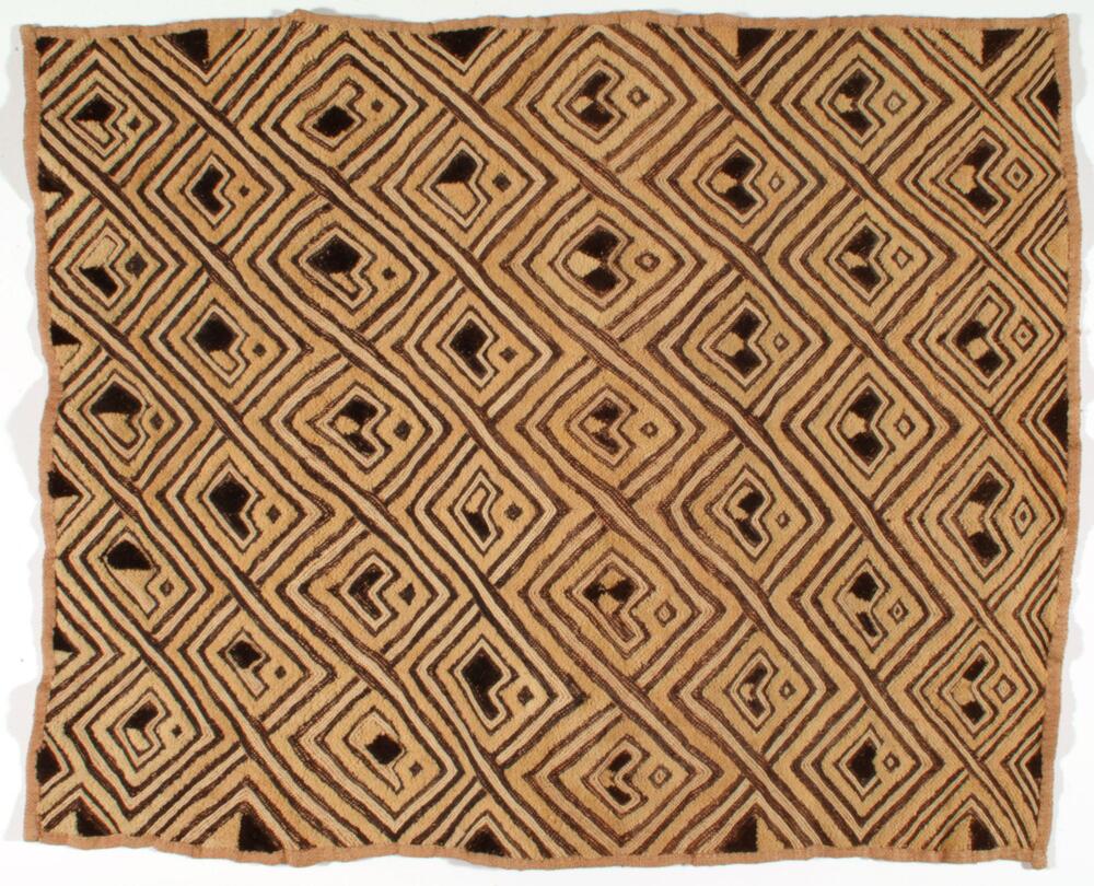 Rectangular panel with tan hemmed edges. The design consists of repeating interlocking diamonds and chevrons.&nbsp;