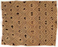 Rectangular panel with tan hemmed edges. The design consists of repeating interlocking diamonds and chevrons.&nbsp;