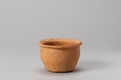 It has a outward-turned rim. The side of the body is becoming narrow in the base. The bottem is flat.<br />
<br />
This yellowish brown, bowl-shaped, low-fired earthenware vessel is made from fine clay mixed with fine sand particles. It has no neck. The mouth is slightly everted while the rim is generally flat and features some grooves. The body is widest towards the upper-middle section, and the flat base is rounded where it joins the body. Parts of the vessel feature a paddled pattern which suggests that the surface was first paddled and then smoothed with water on a rotary device.<br />
[Korean Collection, University of Michigan Museum of Art (2017) p. 44]<br />
&nbsp;